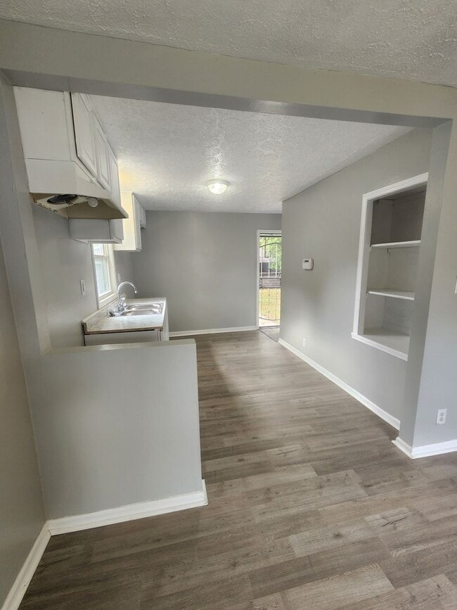 Building Photo - Newly Updated Three Bedroom Single Family ...
