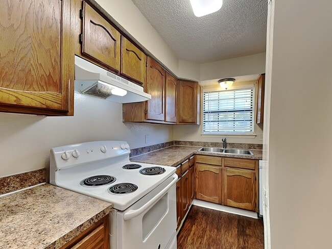 Building Photo - 930 Southmoor Dr