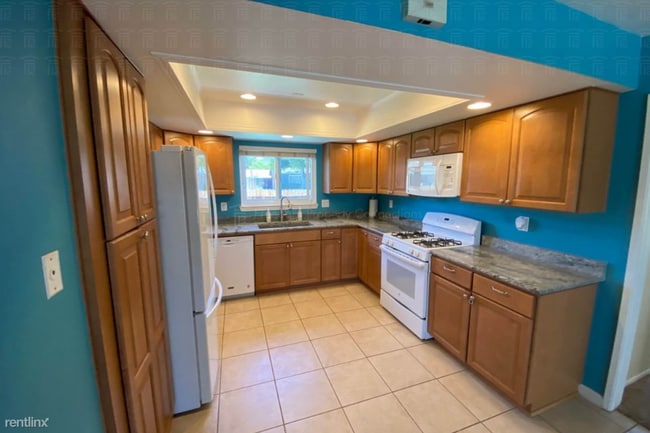 Building Photo - Room for Rent, 1 bath House - 109 Hercules...