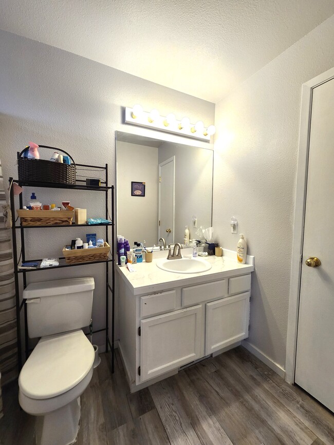 Building Photo - 5810 N Loraine St