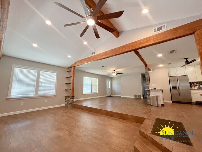 Building Photo - Beautiful 3 bedroom home that is centrally...