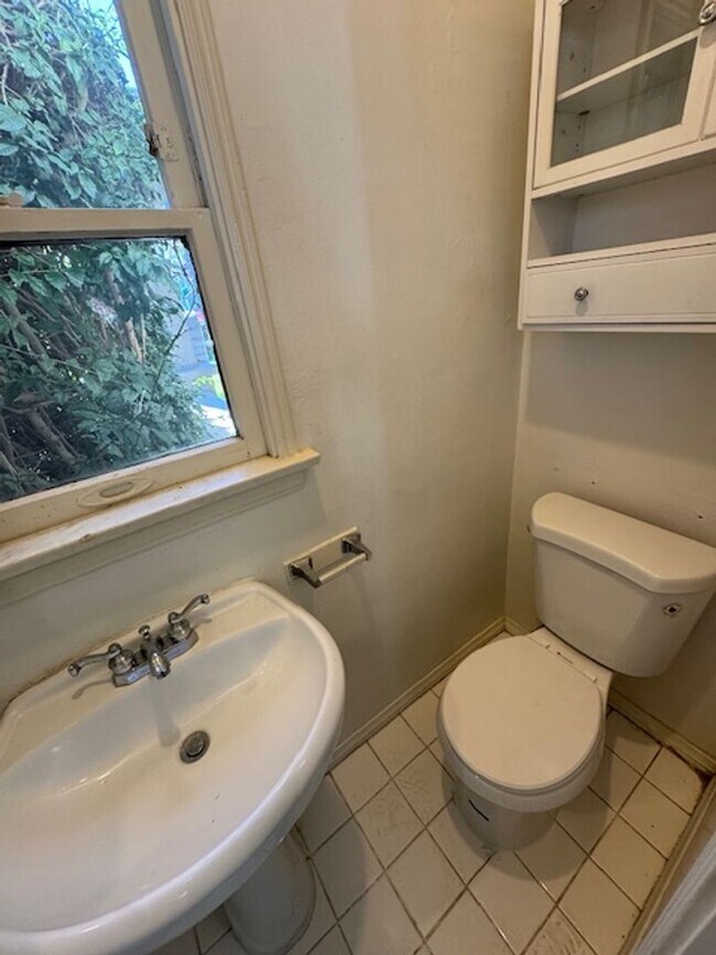 Building Photo - 3811 E 10th St