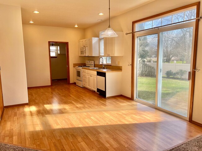 Building Photo - Excellent Location in Fishers Landing near...