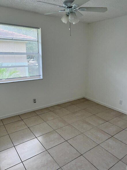 Building Photo - 1040 Twin Lakes Dr