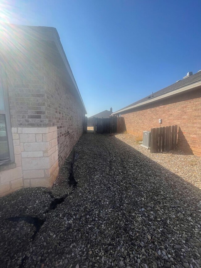Building Photo - 3 Bedroom 2 bath home!