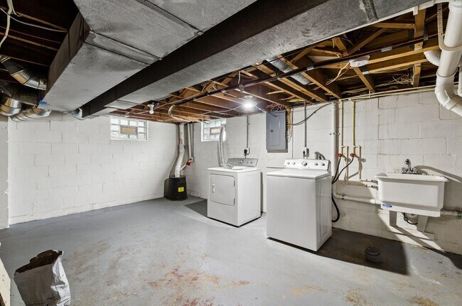 Building Photo - 557 E Royal Forest Blvd