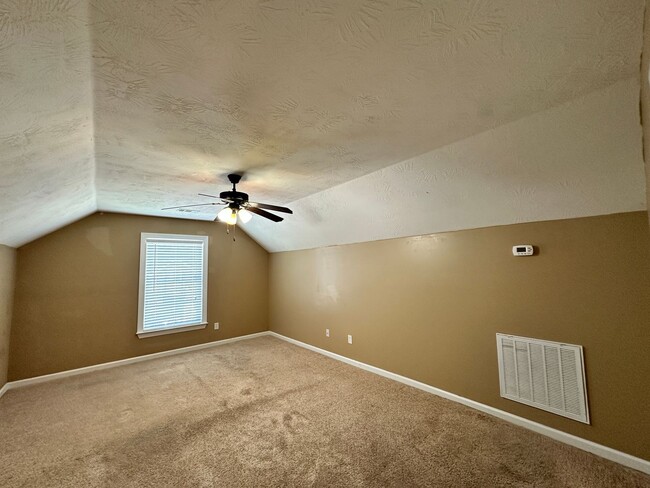 Building Photo - 3 bed/2 bath home with 1-car garage for re...