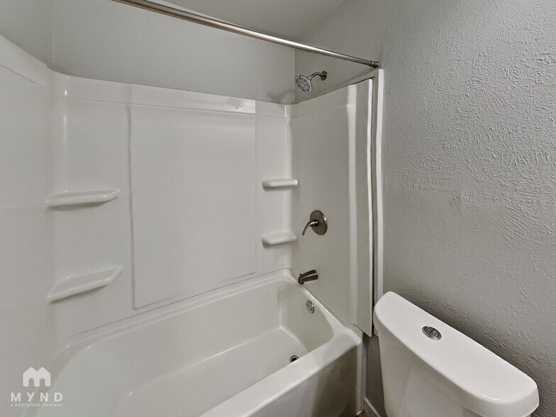 Building Photo - 604 Globe Ave