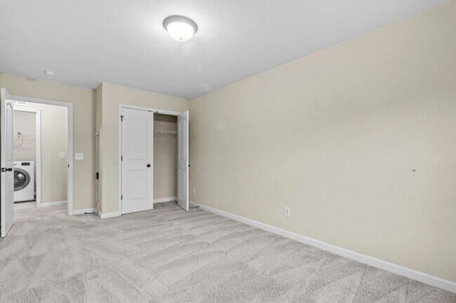 Building Photo - 405 Crestmont Ct