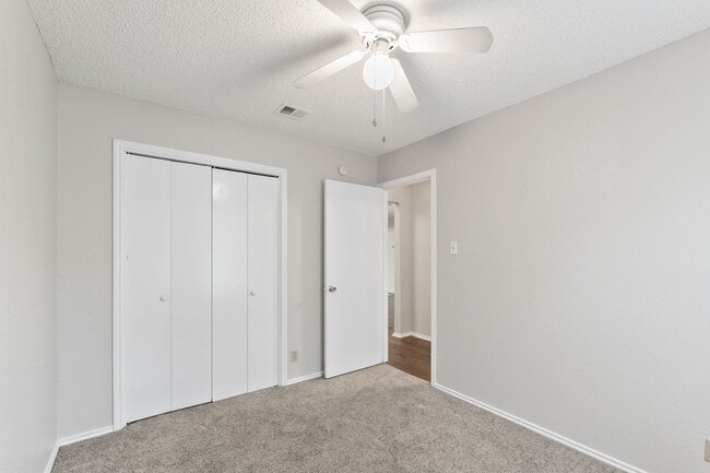 Building Photo - 6002 Parkwood Dr