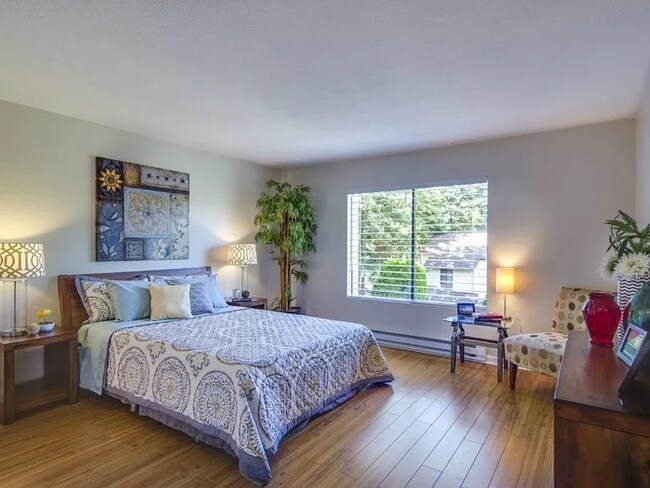 Building Photo - Welcome to this charming townhouse