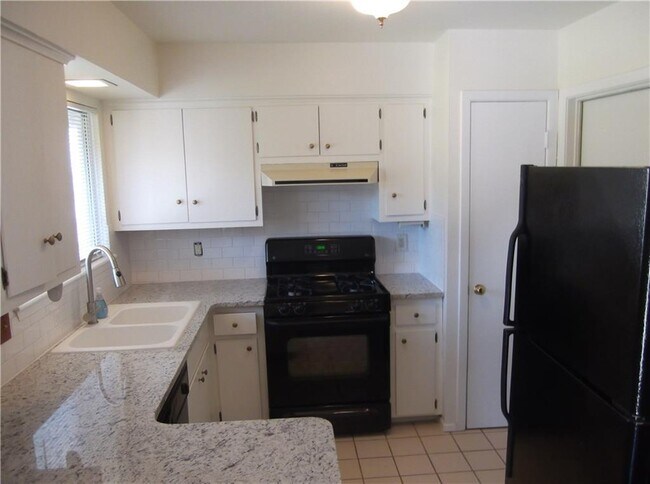 Building Photo - 2111 Falcon Hill Dr