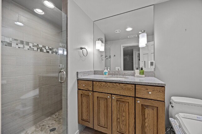 Building Photo - Charming Furnished Estate with Full-Servic...