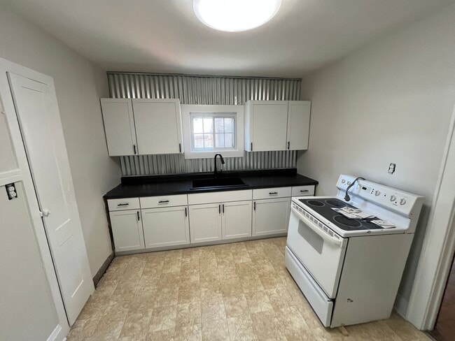 Building Photo - 306 N 71st St