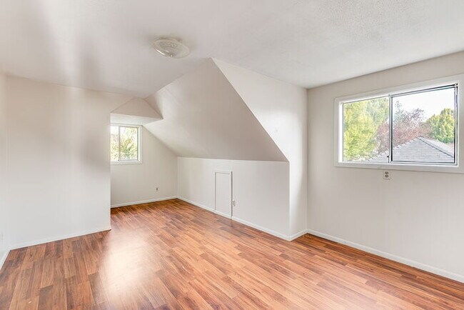 Building Photo - CUTE AND COZY FOUR BEDROOM IN LONGVIEW