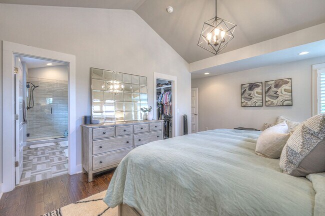 Building Photo - Luxurious 4BR Home Close to 12 South