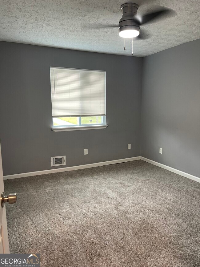 Building Photo - 235 Deerfield Dr
