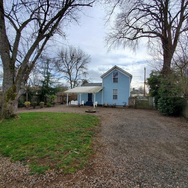 Building Photo - Pet Friendly 3 Bedroom with RV Parking, Close to Downtown Albany!