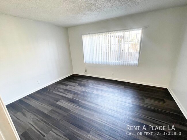 Building Photo - 918 W 66th St