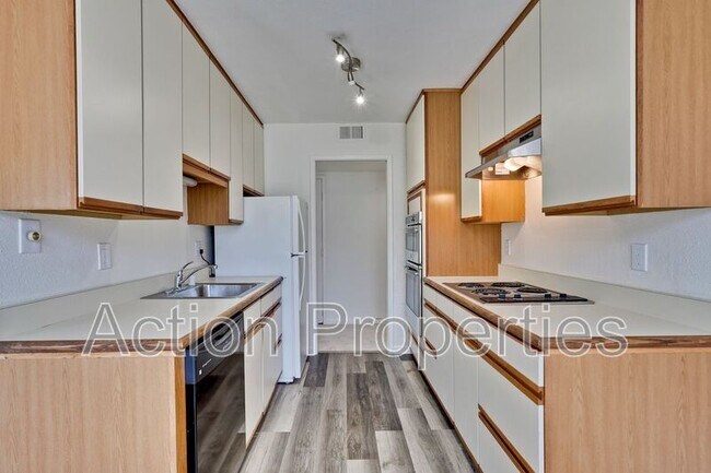Building Photo - 181 Del Medio Ave