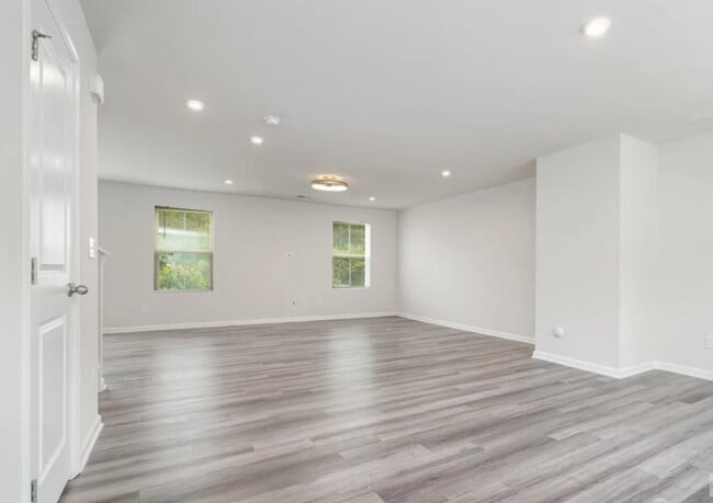 Building Photo - 1925 Pin Hook Rd