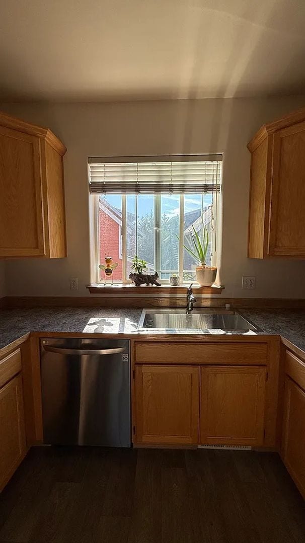 Building Photo - Spacious 3 Bedroom, 3 Bath End-Unit Condo ...