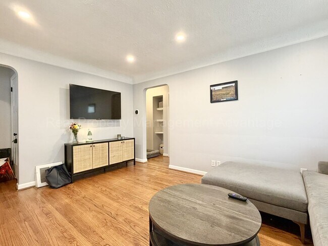 Building Photo - Bright and Renovated Near Downtown Royal Oak