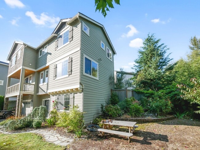Building Photo - 3 Bed, 2.5 Bath Beautiful Single-family Av...