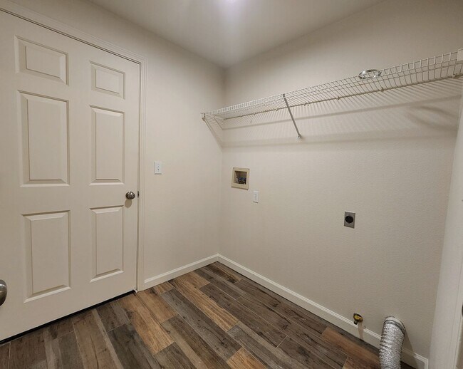 Building Photo - Rent Special $500 off 1st mo's