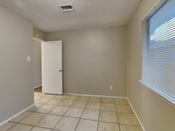 Building Photo - 3104 Stonewall Ln