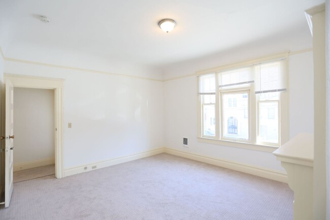 Building Photo - Full Flat with Carpet Floors, Ornamental F...