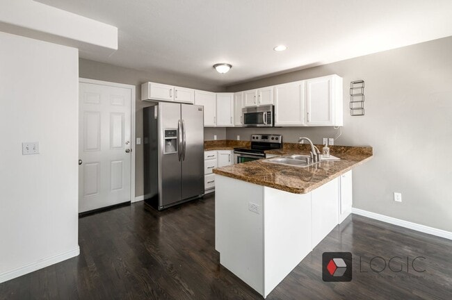 Building Photo - Stunning Row End Townhome In Excellent Loc...