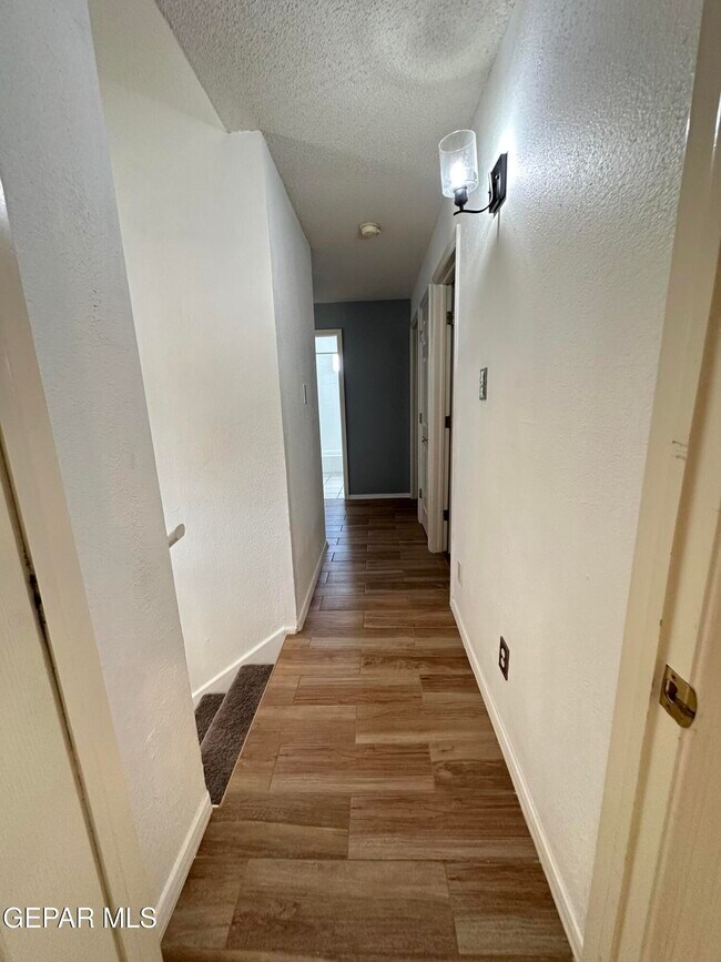 Building Photo - 1340 James Cravens Ct