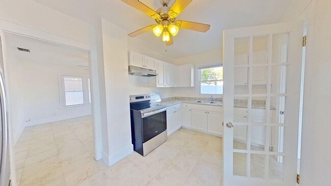 Building Photo - 1BR/1BA + Bonus Room Near Downtown St. Pete | 768 Sq Ft