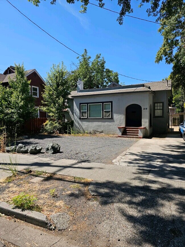 Building Photo - 316 Hazel St