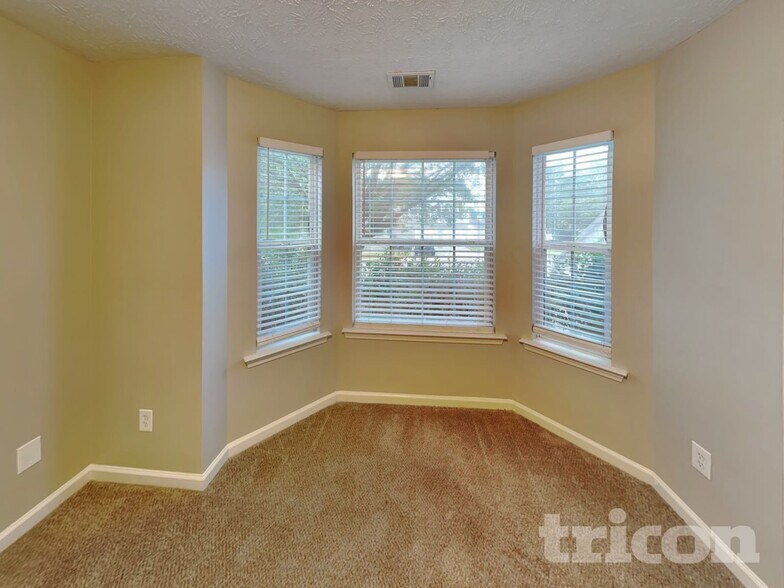 Building Photo - 1420 Buckingham Pl