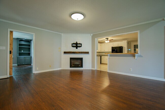 Building Photo - Pet Friendly Three Bedroom!
