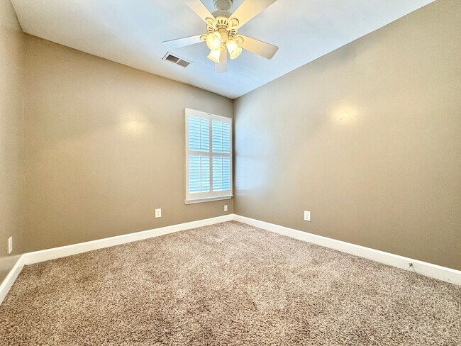 Building Photo - 3 Bed, 2.5 Bath Townhome w/ 2 Car Garage