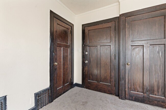 Building Photo - Quaint 1 Bedroom Apartment