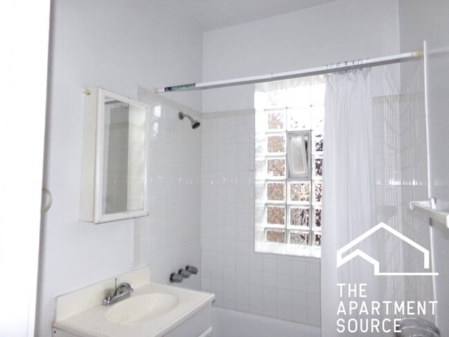 Building Photo - 6916 N Lakewood Ave