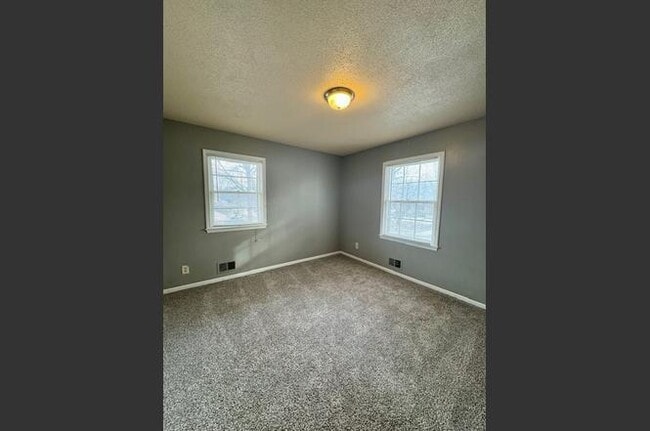 Building Photo - Spacious 3BR 2BA Home w/ Oversized 2-Car Garage