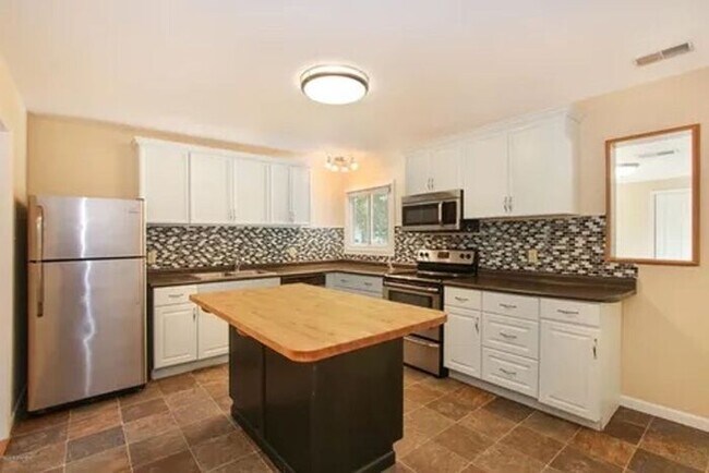 Building Photo - Charming, remodeled 3-Bed/1-Bath Parchment ranch style home with enclosed yard and garage