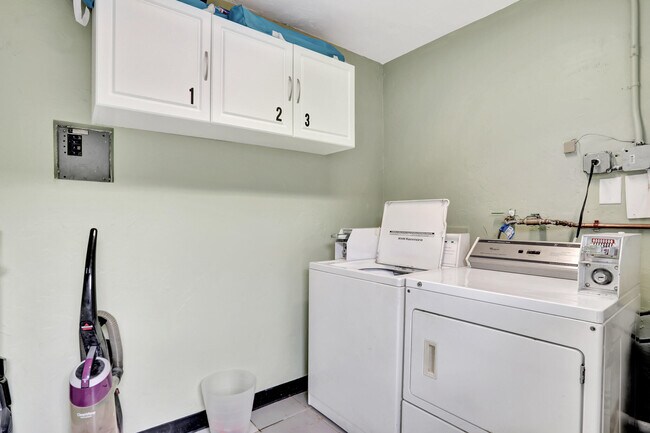 Building Photo - 3208 Marine Dr