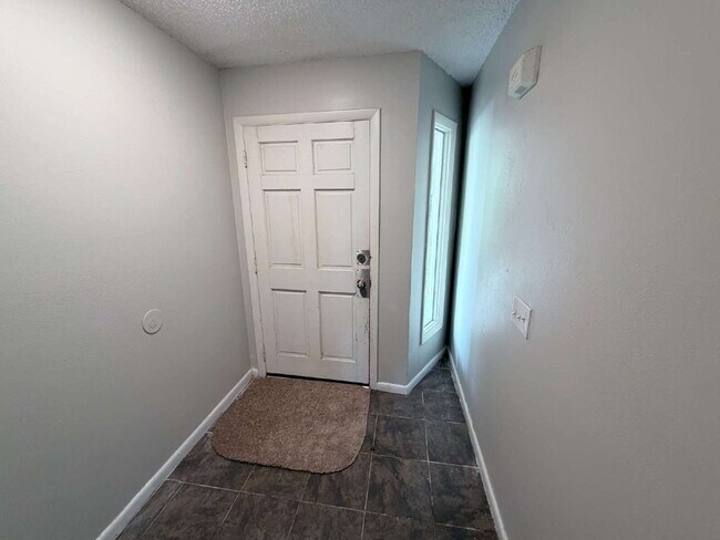 Building Photo - "Charming 3-Bedroom Home with 2 Full Baths in Prime Lakeland Location!"