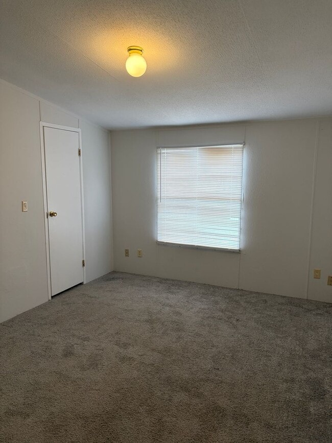 Building Photo - Trailer house; 3 bed 2 bath