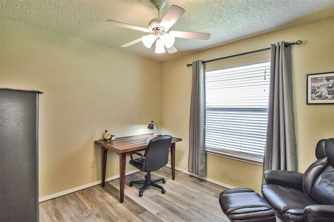 Building Photo - Beautiful Home on Mature Tree'd Lot  in We...