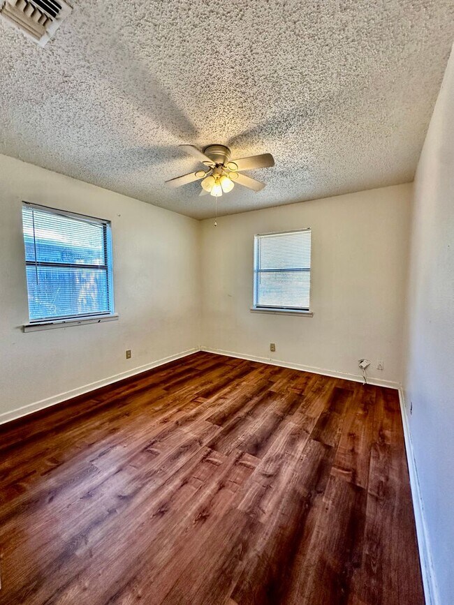 Building Photo - Bowie Trust-Mack Hollimon Duplex