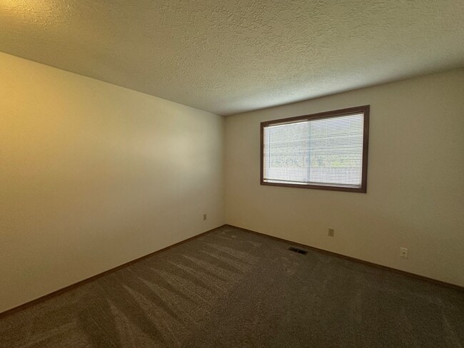 Building Photo - Well-Maintained Three Bedroom Home in West Salem