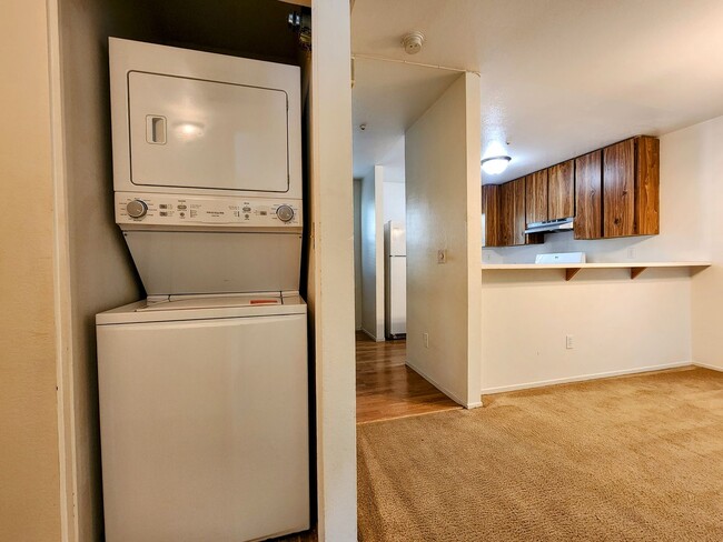 Building Photo - 1 Bedroom Condo For Rent