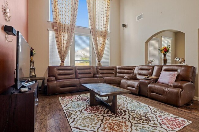Building Photo - 614 Spanish Mustang Dr